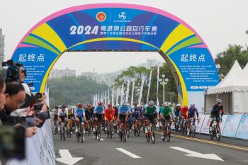 67名骑手首“跨”港珠澳大桥！2024粤港澳公路自行车赛举行  